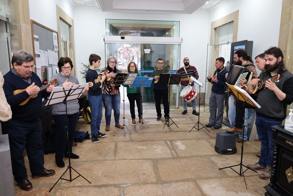 Grupo de Cavaquinhos da Escola Municipal Sabor Artes cantou os Reis na Câmara Municipal de Torre ...